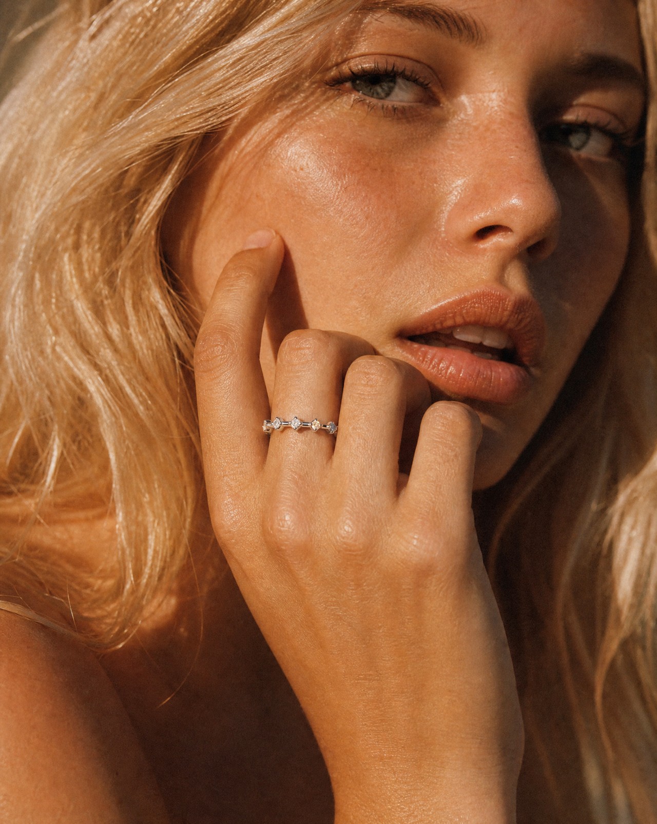 Gap band Silver Ring with natural Zircon