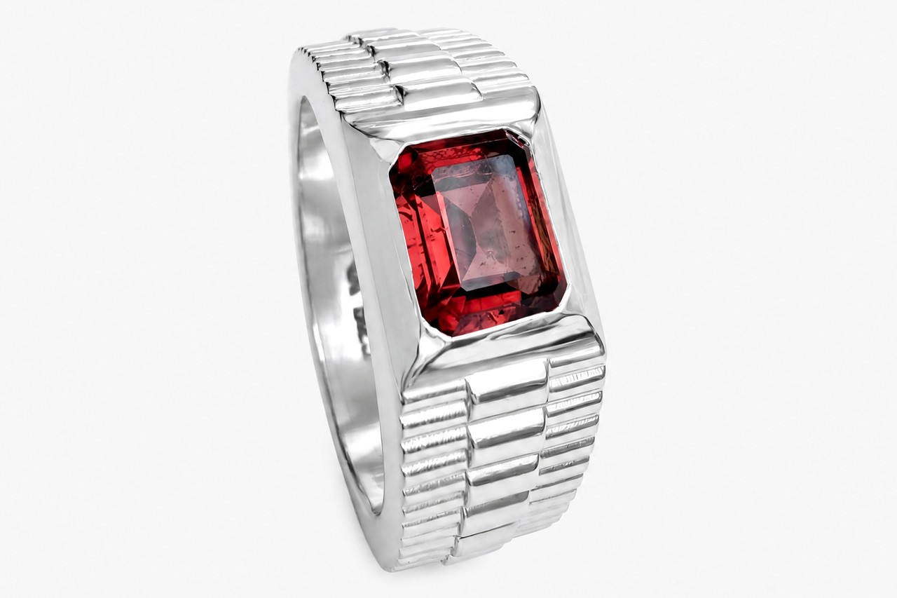 The Malaya garnet in its polished setting