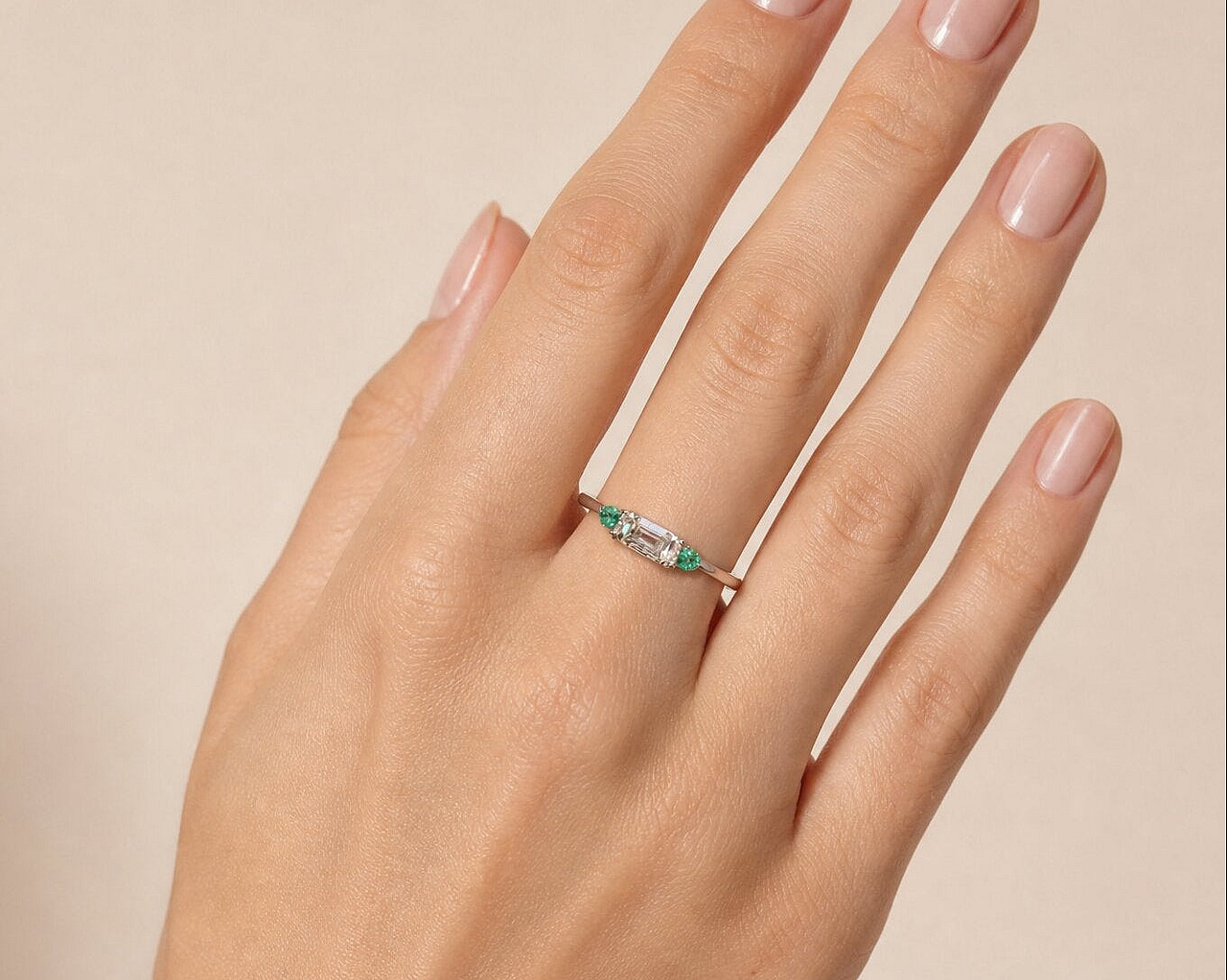Trilogy Ring with colorless Sapphire and Emerald - view 4