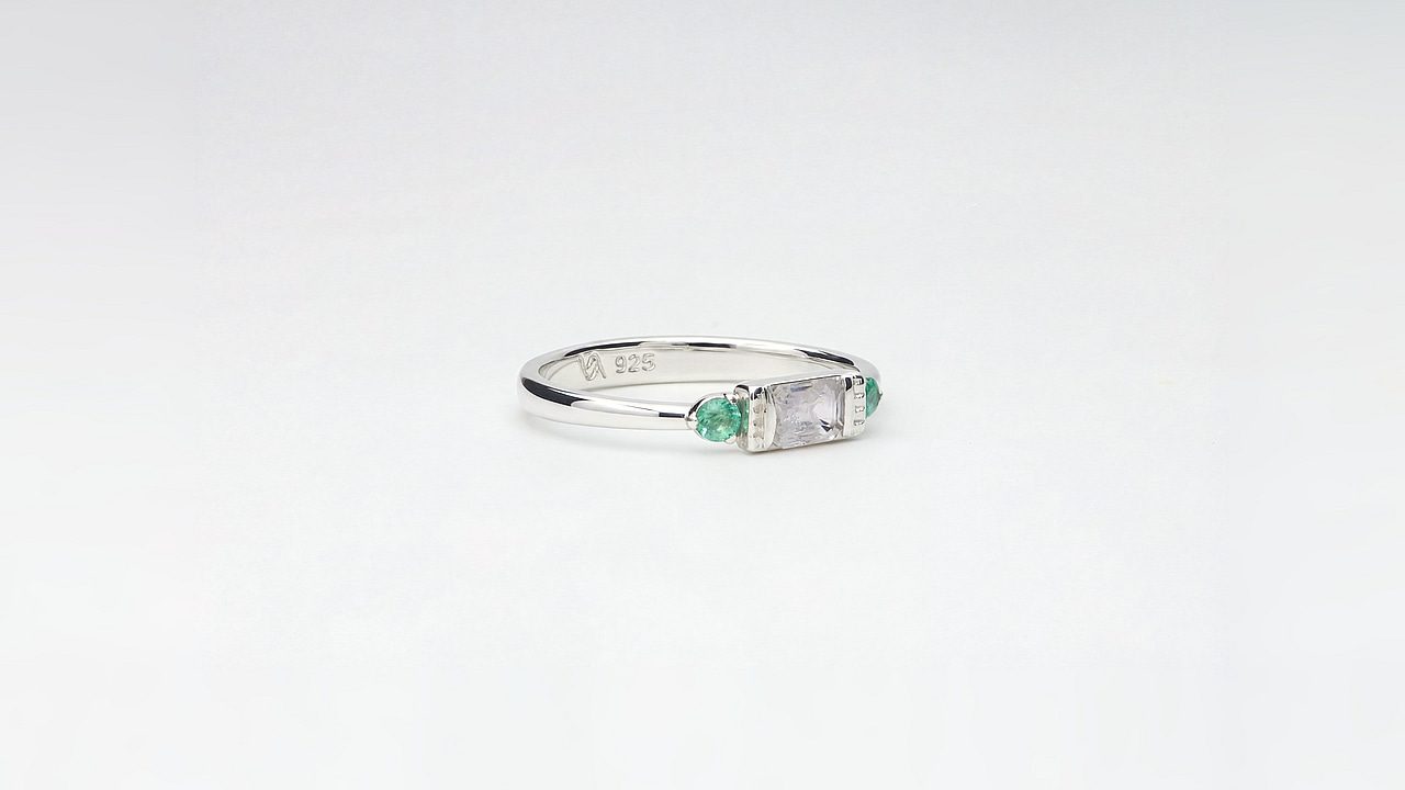Trilogy Ring with colorless Sapphire and Emerald - view 2