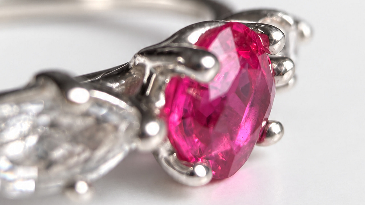 Trilogie Ring mit rosa Spinell und weissem Topas