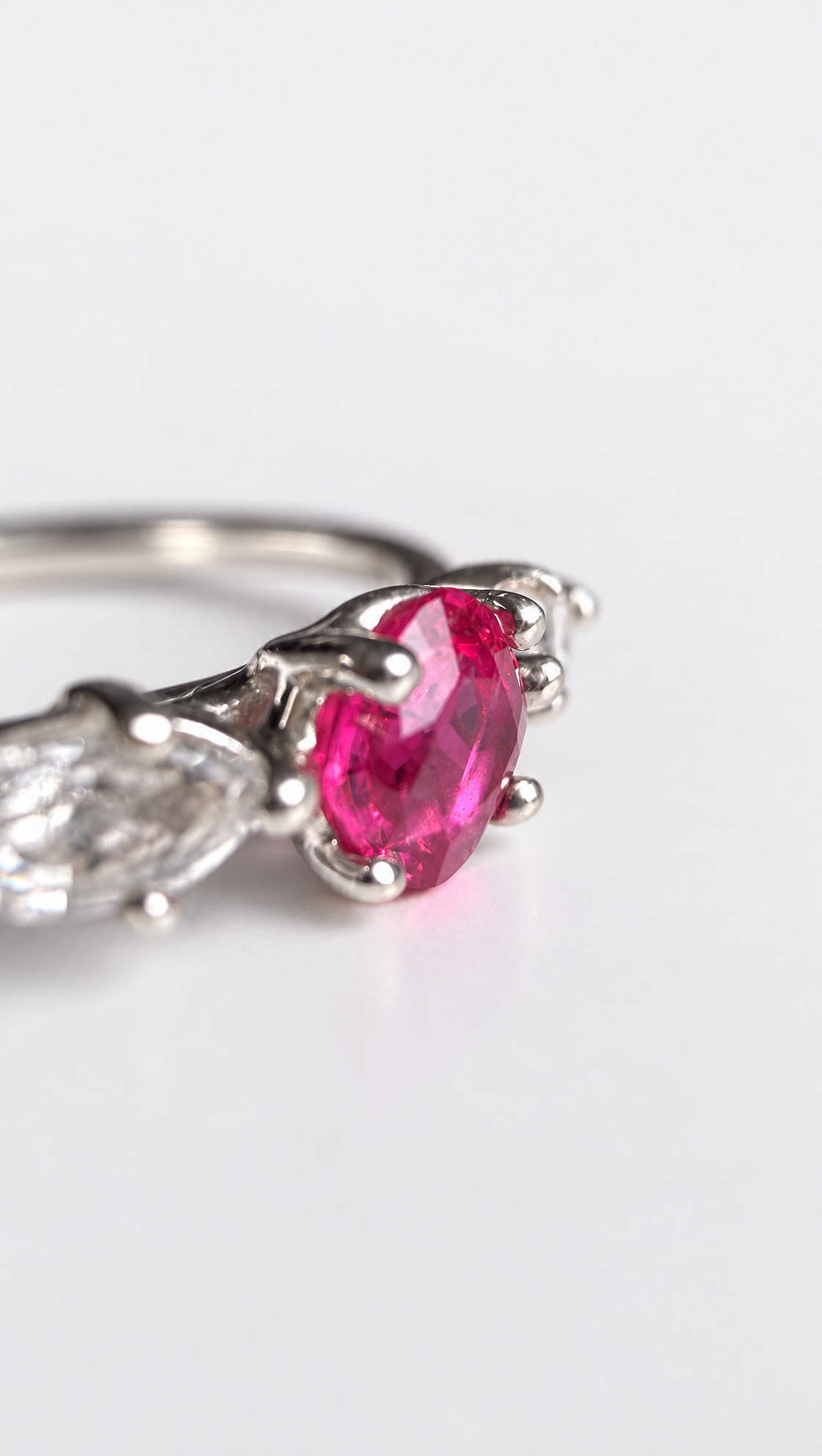 Trilogie Ring mit rosa Spinell und weissem Topas