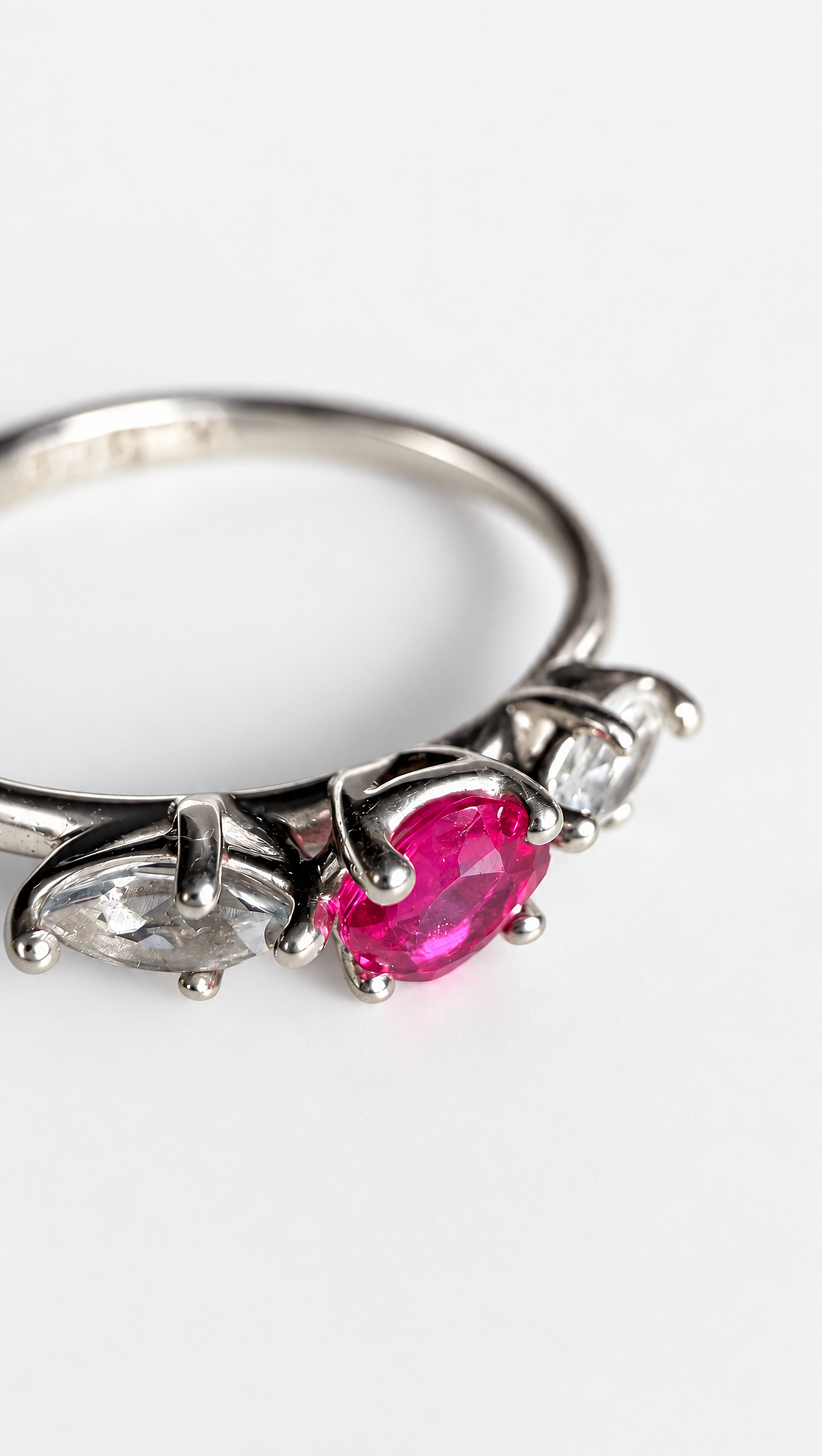 Trilogie Ring mit rosa Spinell und weissem Topas