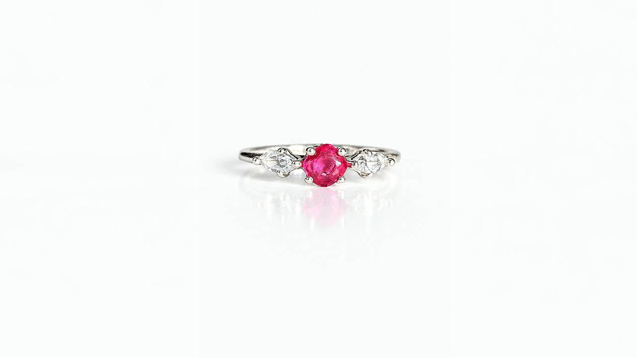 Trilogie Ring mit rosa Spinell und weissem Topas