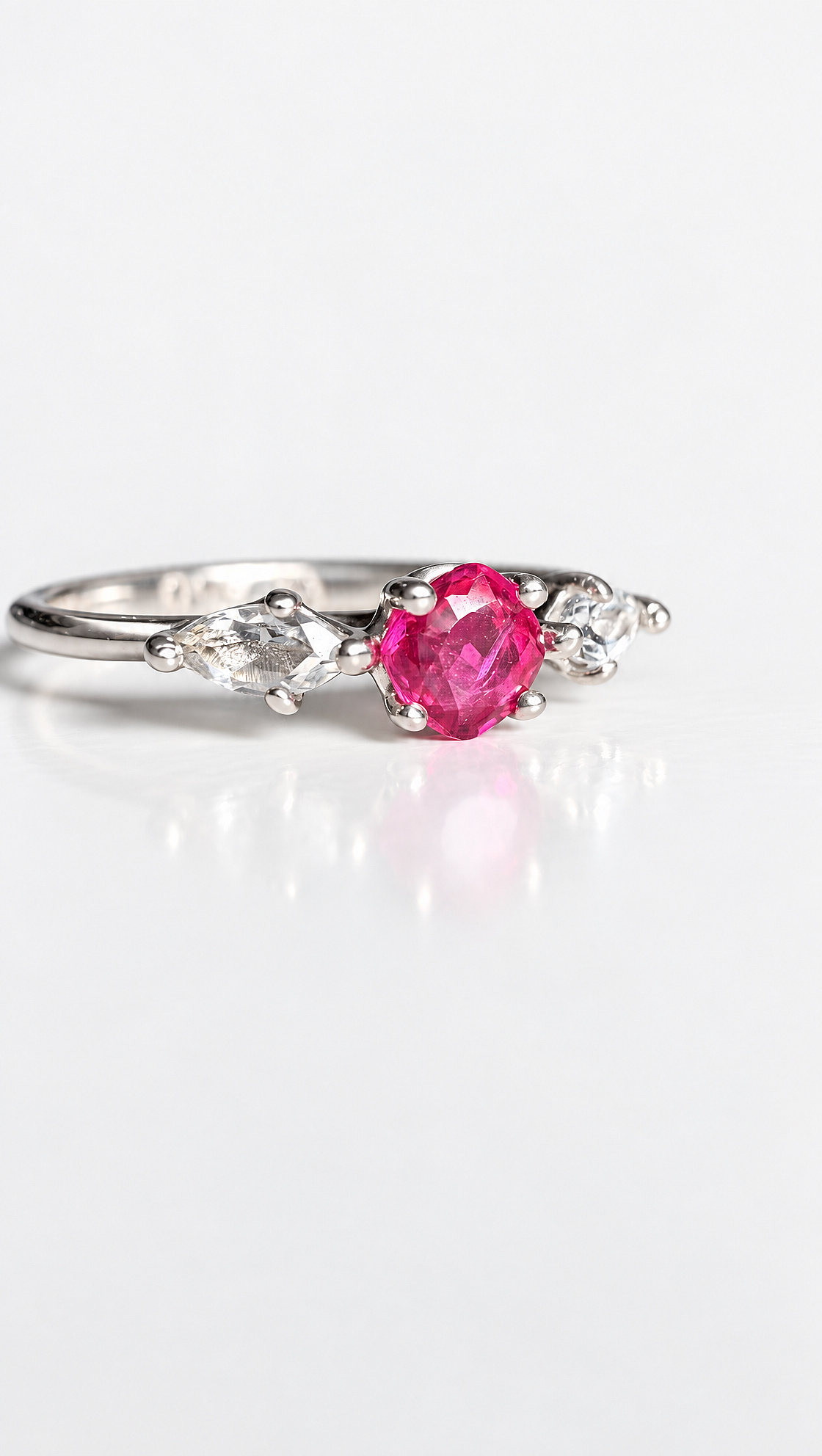 Trilogie Ring mit rosa Spinell und weissem Topas