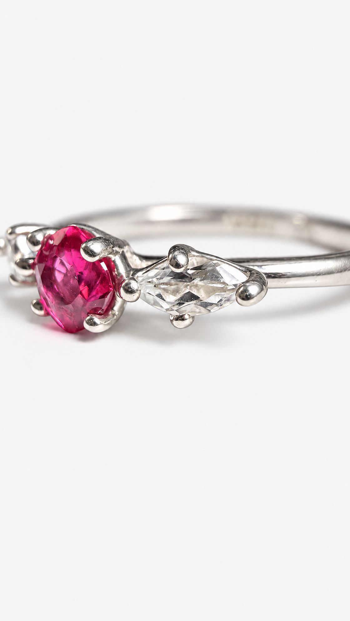 Trilogie Ring mit rosa Spinell und weissem Topas