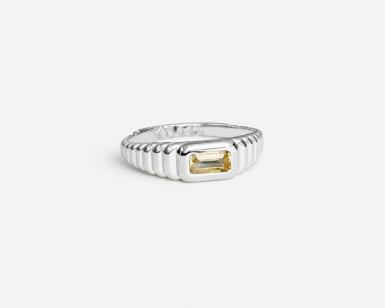 Ascend Ring mit natürlichem gelbem Saphir