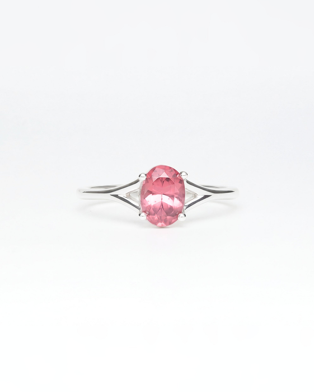 Solitaire Ring mit rosa Malaya-Granat