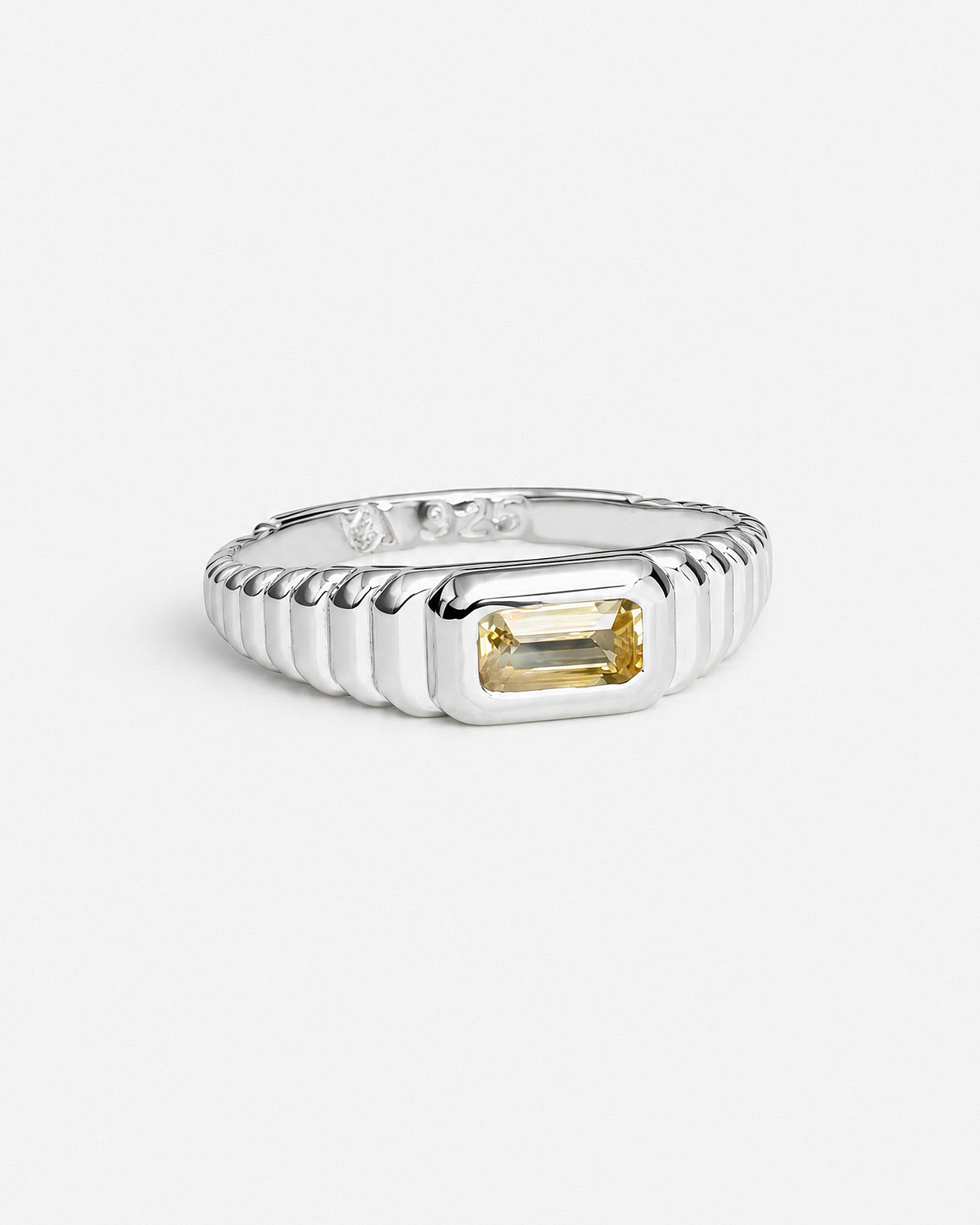 Ascend Ring mit natürlichem gelbem Saphir